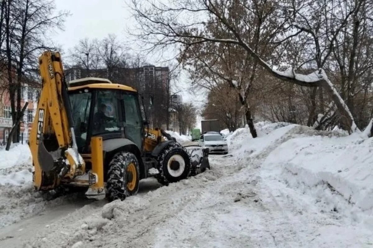    Коммунальщики не справляются со снегом на дорогах и во дворах.