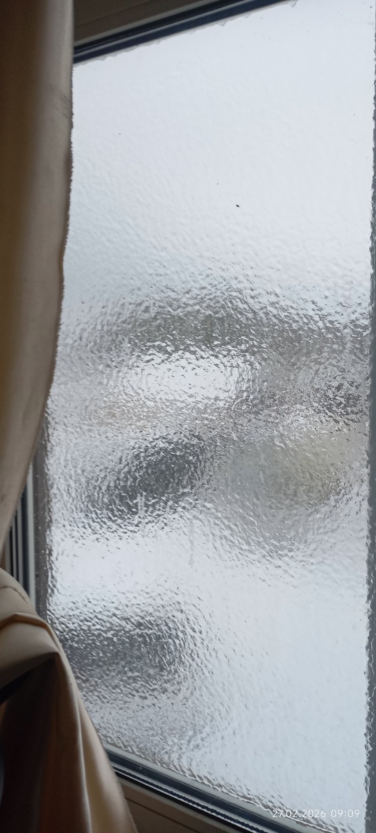 На утро вот такие обледенелые окна, ни когда в жизни такого не было.