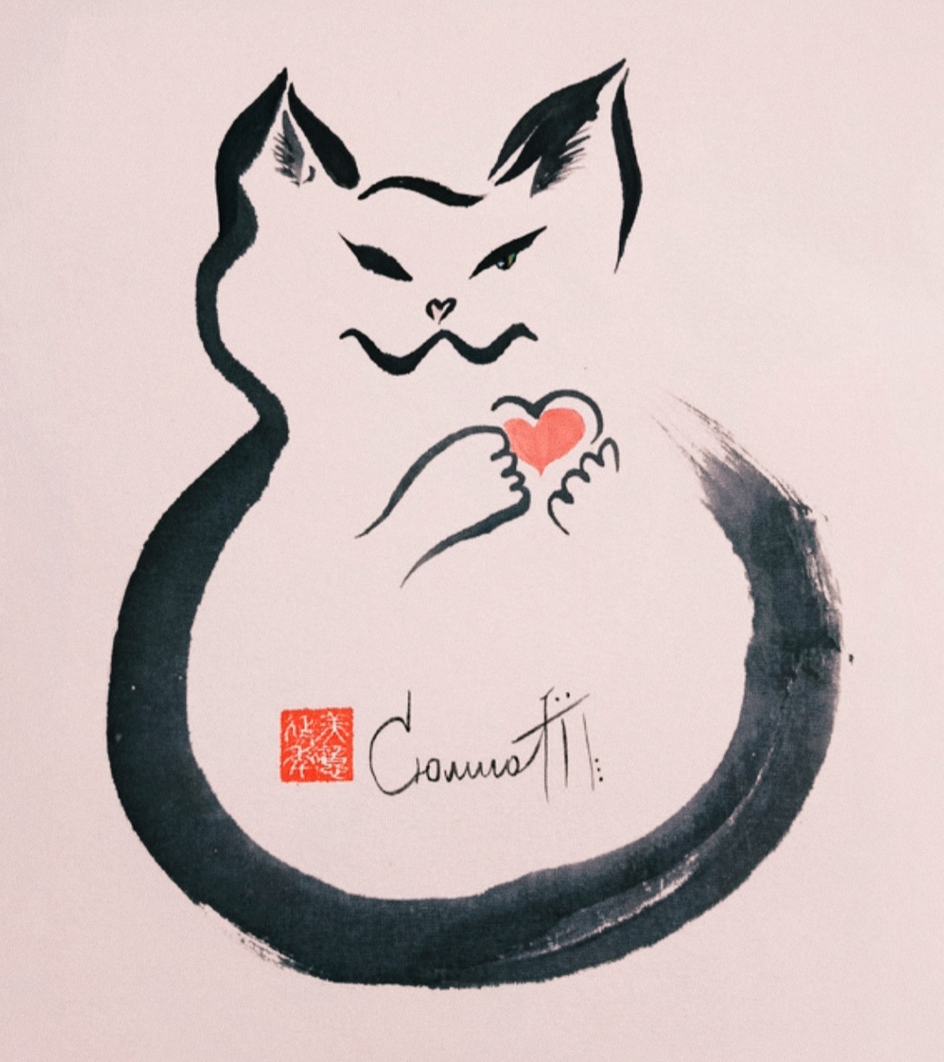 Пятый кот стал самым популярным. Первым именно его к 8 марта приобрёл Дмитрий в 2025 году, как только Сюмикотики появились в магазине. Этот котик и стал флагманом, желающим всем счастья!