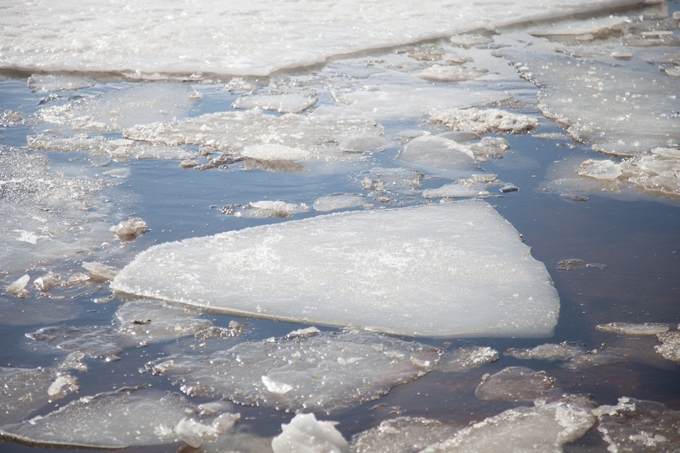    На малых реках региона начал постепенно таять лед. Николай ОБЕРЕМЧЕНКО