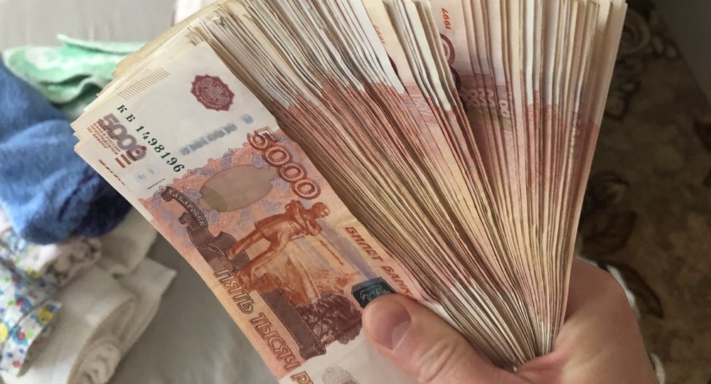 Бюджетникам в Свердловской области поднимут зарплаты