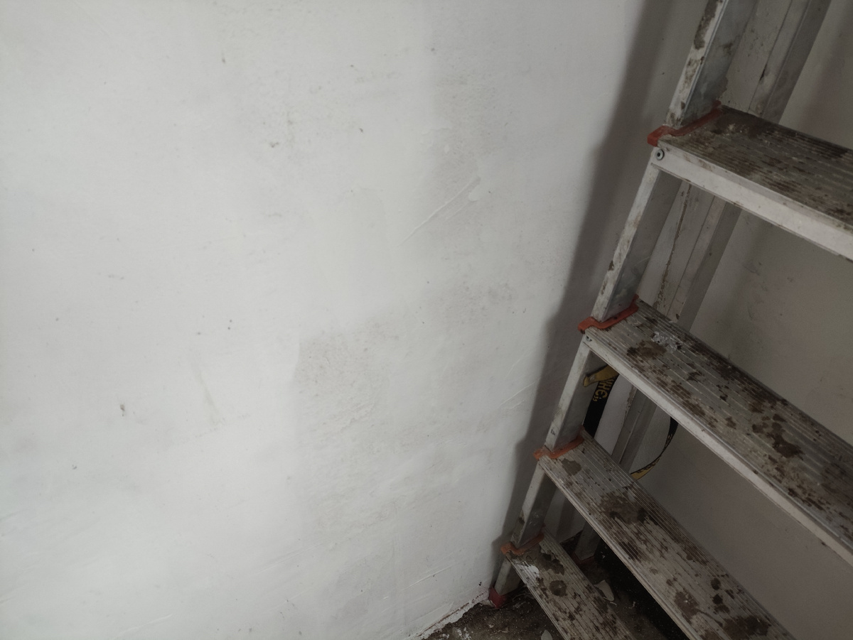 А вот тут четко видно, где валиком, а где шпателем работала