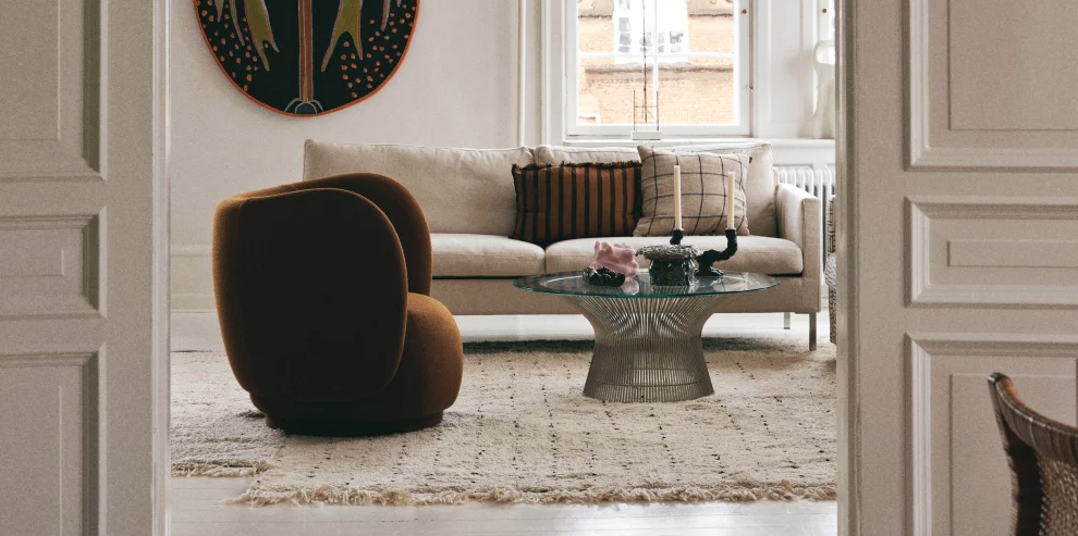 Как обустроить гостиную, которая выходит в коридор?