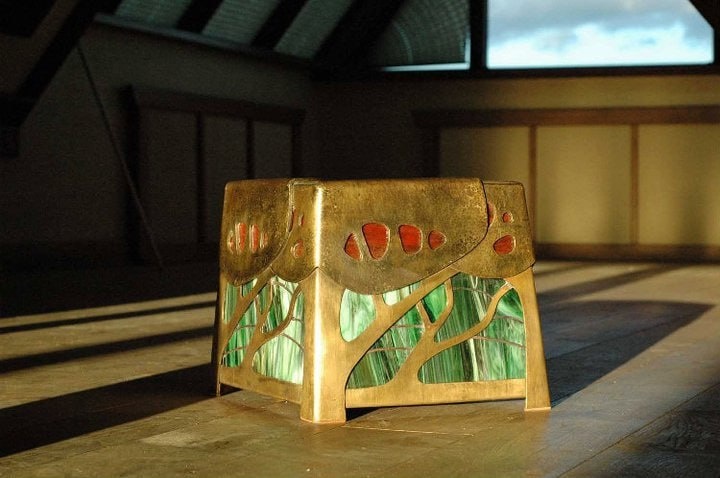 Лампа в стиле модерн из толстой латуни с витражным стеклом