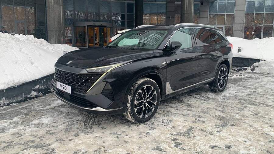 Кажется, «Москвич» всерьёз решил выйти из тени и сыграть по крупному. На форуме автобизнеса ForAuto 2026 впервые показали живьём новую линейку кроссоверов серии М. Речь о моделях М70 и М90, которые анонсировали ещё в декабре 2025 года. И вот теперь можно говорить не по рендерам, а по фактам.

Цены, по данным Autonews, стартуют от 2,69 млн рублей за базовый М70 с учётом всех выгод. Цифра уже не бюджетная, поэтому давайте разберёмся, что за машины нам предлагают и на чём они построены.