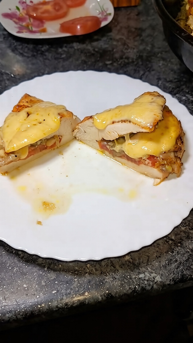 Куриная грудка с грибами и сыром после запекания в духовке