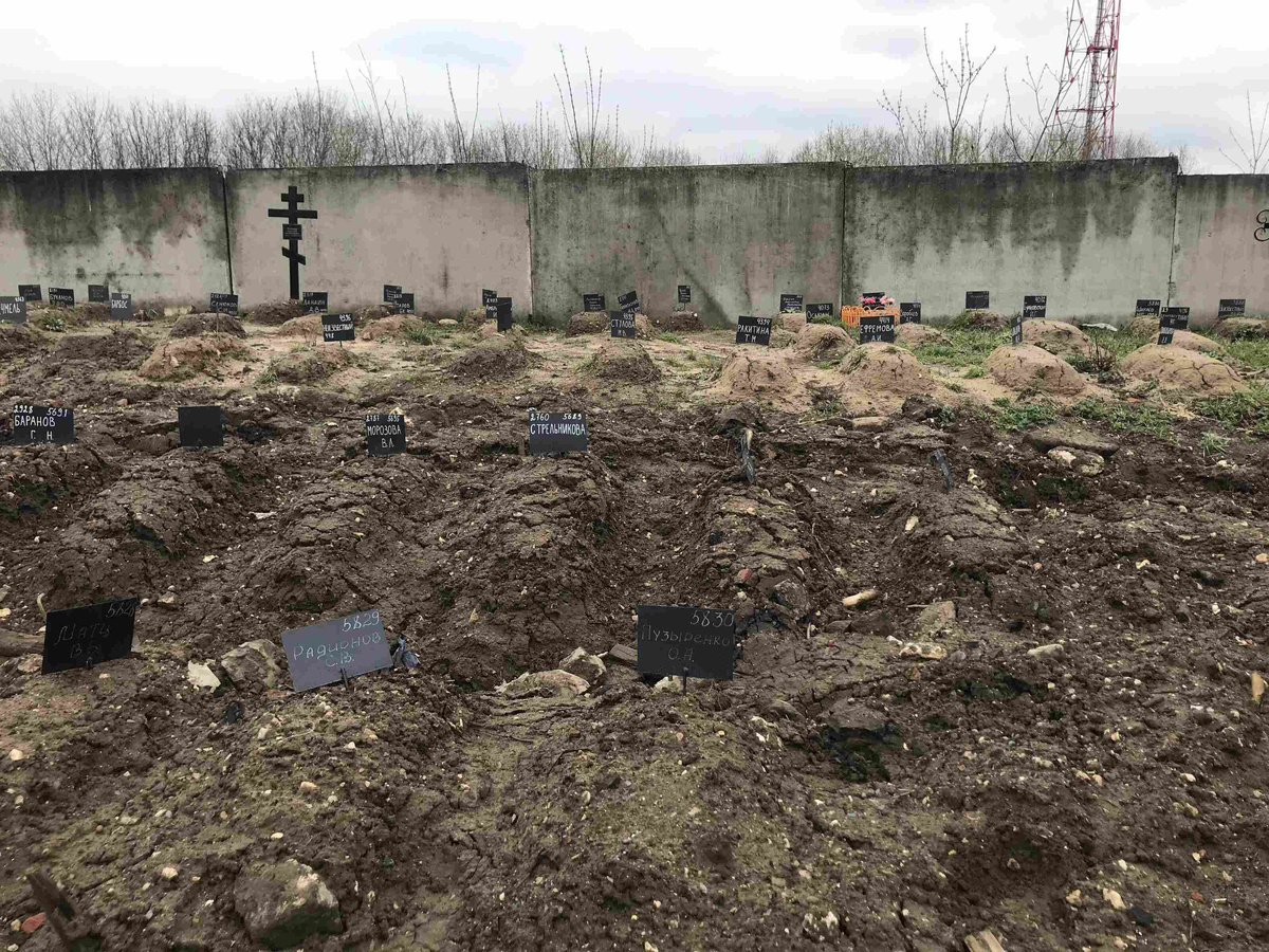 Участок безродных захоронений на Малаховском кладбище, Московская область. Таблички с номером и фамилией вместо памятника. Фото автора