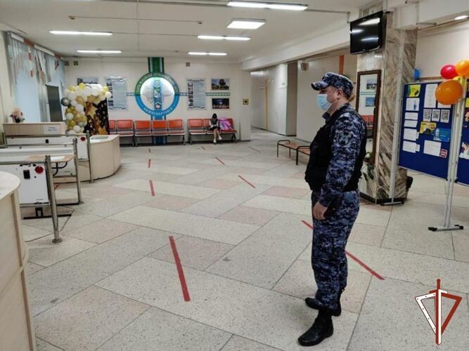     Өфө мәктәптәрендә ҡораллы ҡарауылсылар эшләй башлаясаҡ