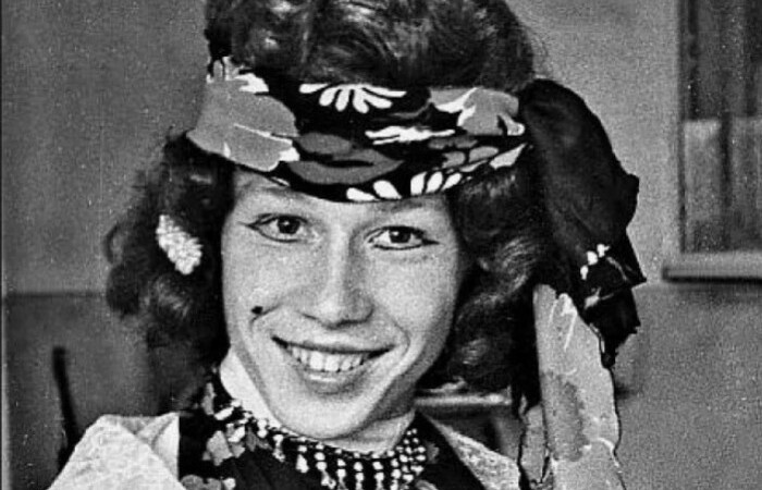 Всегда хотел быть артистом.