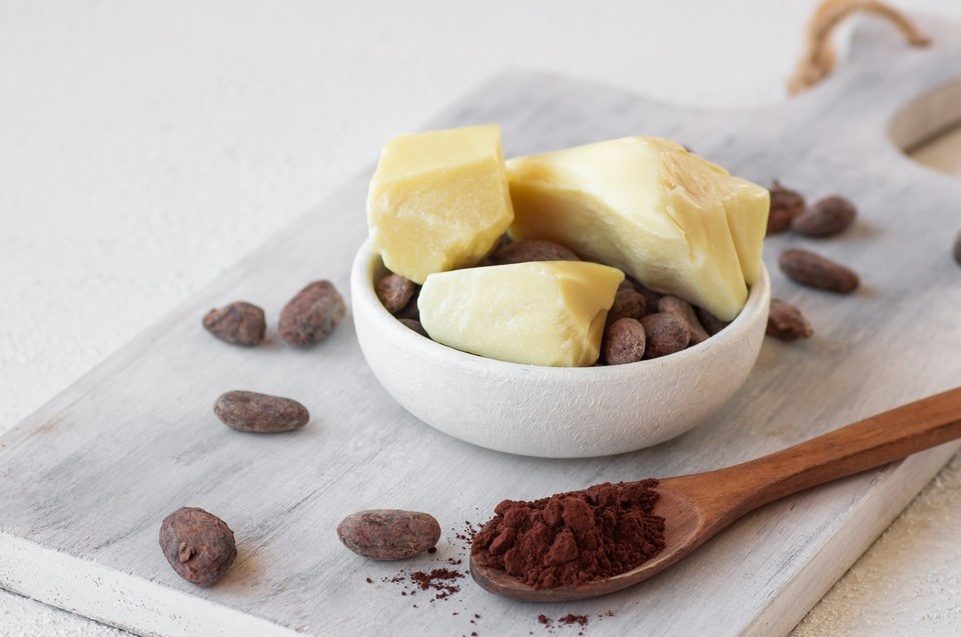    Какао-масло — жир, выжимаемый из тёртого какао, основа для производства шоколада. Фото: Halil ibrahim mescioglu/Shutterstock/Fotodom
