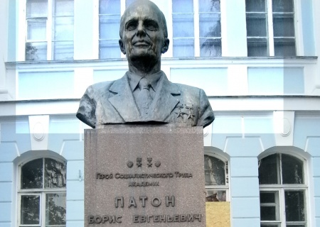    В Киеве активисты декоммунизировали памятник академику Патону