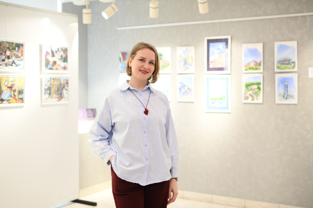 Елена Бармотько имеет профессиональное художественное образование. Она окончила художественно-графический факультет ЧГУ.