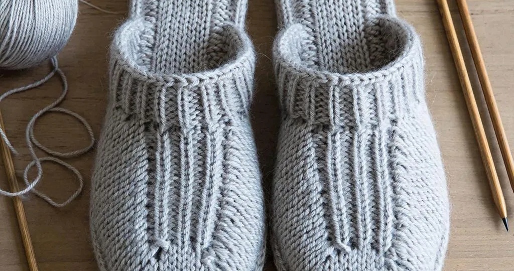 "Уютные вязаные тапочки: тепло и комфорт для ваших ног"