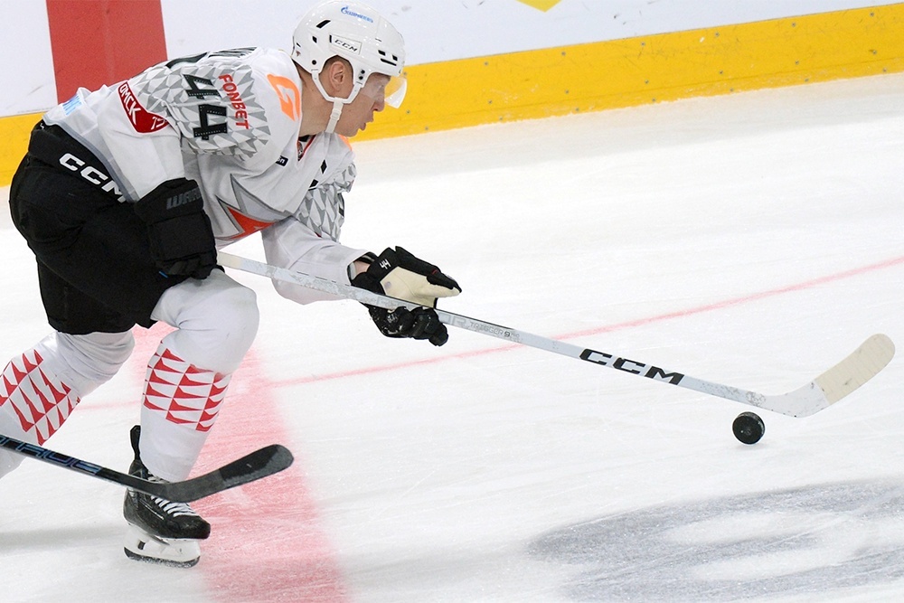    Капитан "Авангарда" Дамир Шарипзянов уверен в своем броске. / РИА Новости