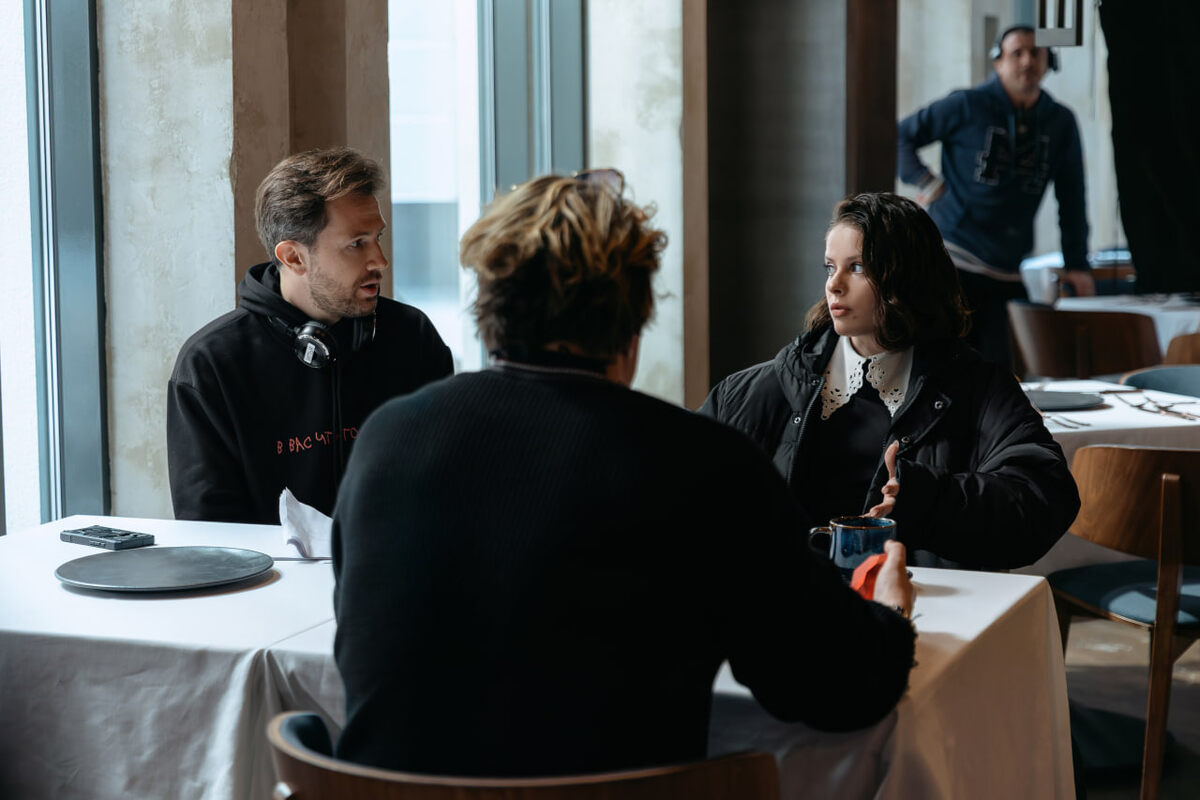    "Илья Ермолов и Ангелина Пахомова на съемках 3 сезона сериала «Золотое дно». Фото: онлайн-кинотеатр ИВИ"