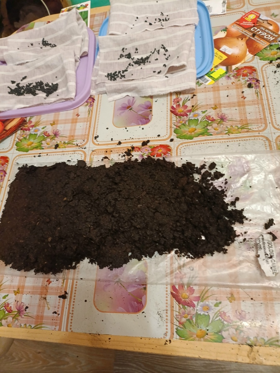 раскладываю землю на пленку