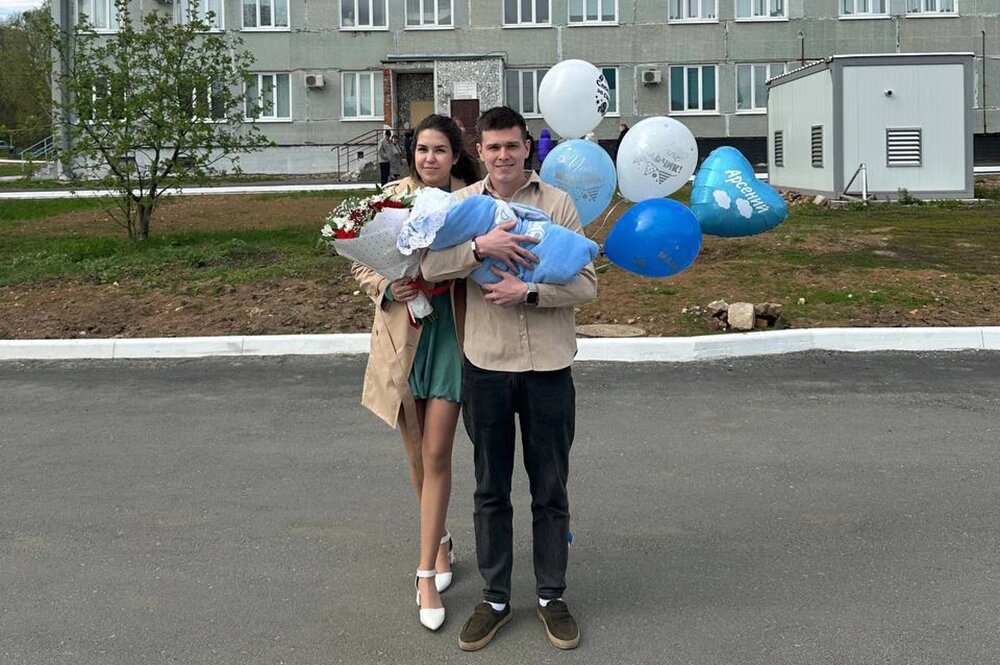    Денис встречал Екатерину с Арсением из роддома в марте 2025-го. Фото: Фото из архива семьи