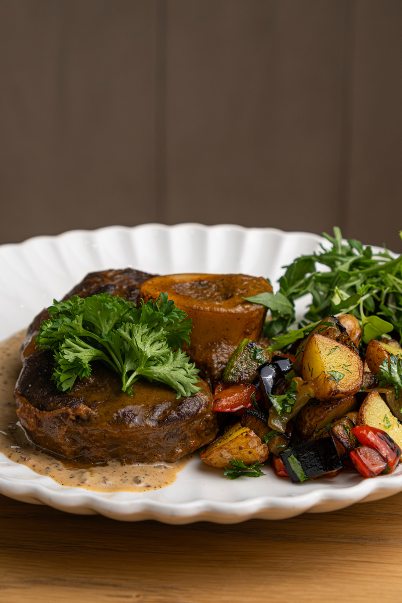 Оссобуко с овощным соте и перечным соусом