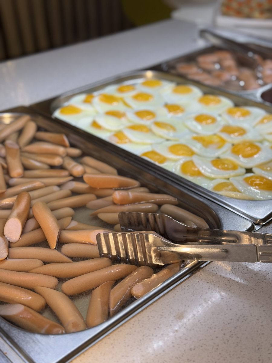 Незаменимая классика любого завтрака: глазунья и молочные сосиски. 