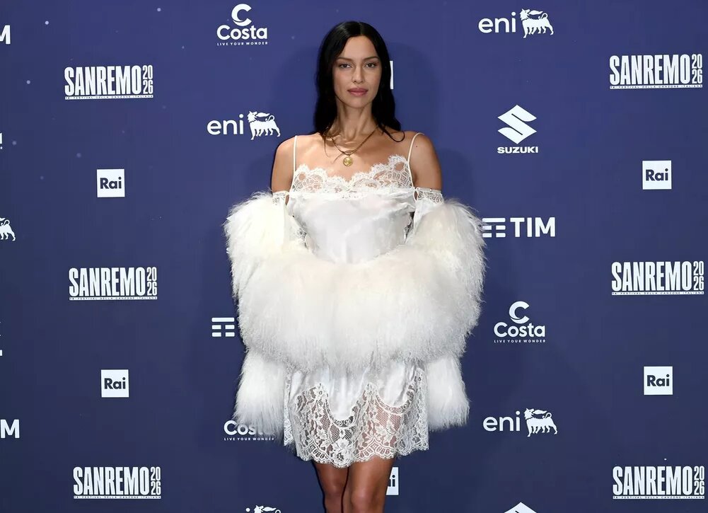    Образ дня: Ирина Шейк в белоснежных кружевах на музыкальном фестивале в Сан-Ремо