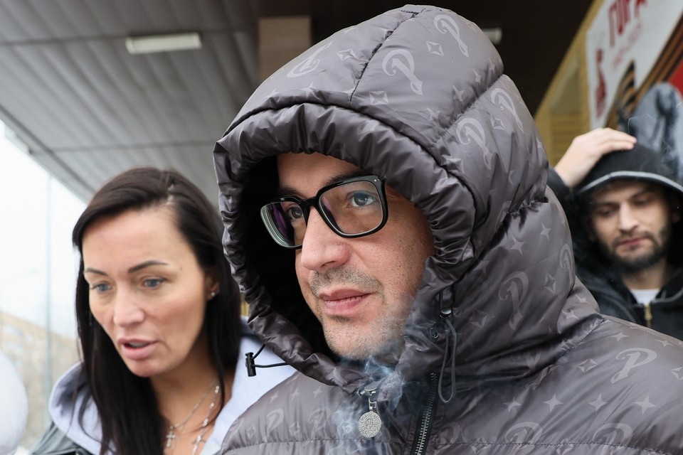    Наро-Фоминск. Рэпер Алексей Долматов (Гуф), обвиняемый в грабеже, у здания Наро-Фоминского городского суда. Фото: Сергей Савостьянов/ТАСС