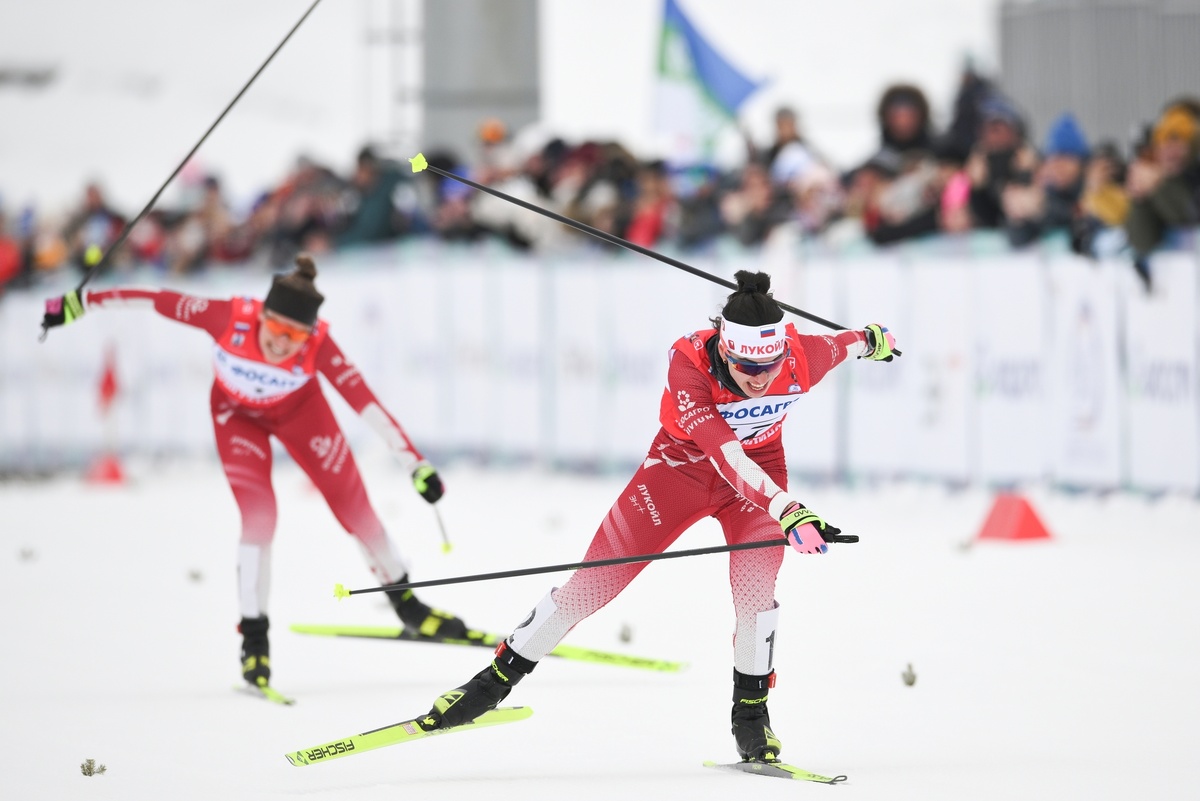     Вероника Степанова (справа) и Евгения Крупицкая на финише скиатлона / РИА Новости / Владимир Астапкович