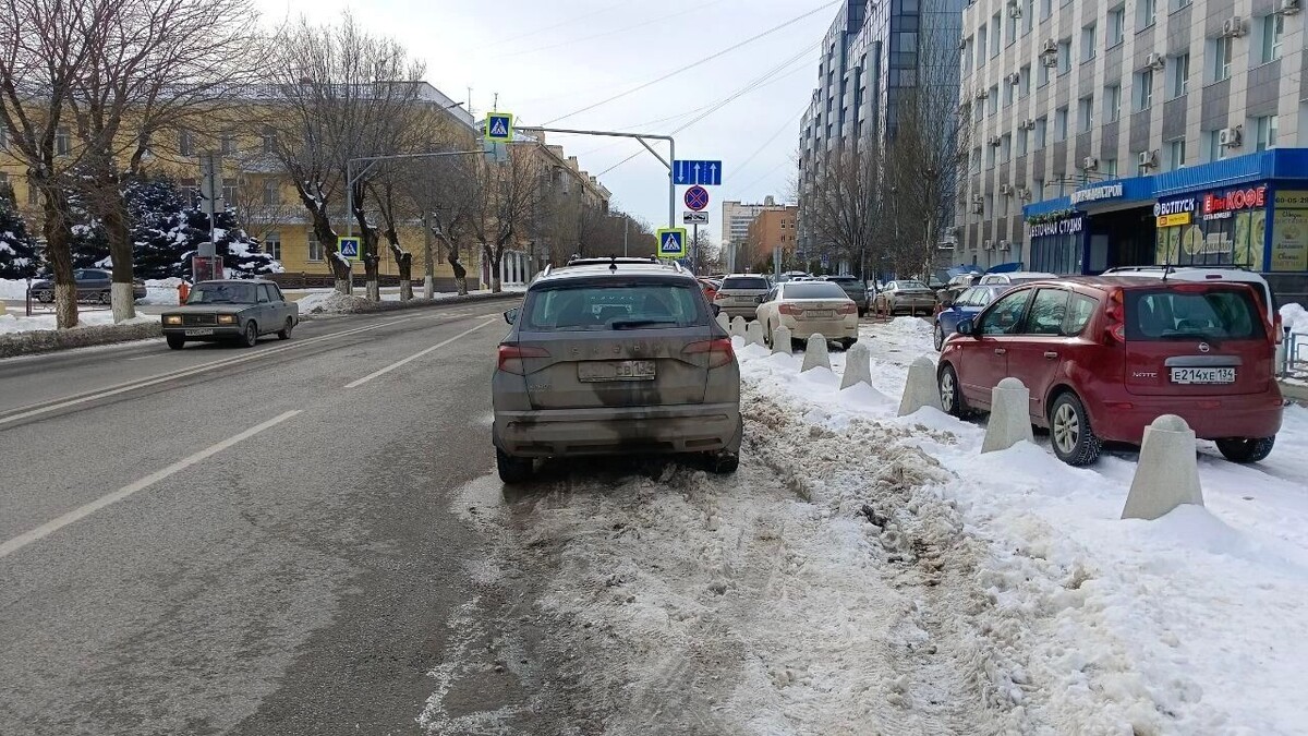    На улице Коммунистической не очистили от снега платные парковочные места   novostivolgograda.ru