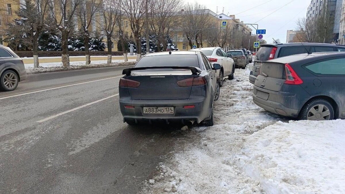    На улице Коммунистической не очистили от снега платные парковочные места   novostivolgograda.ru