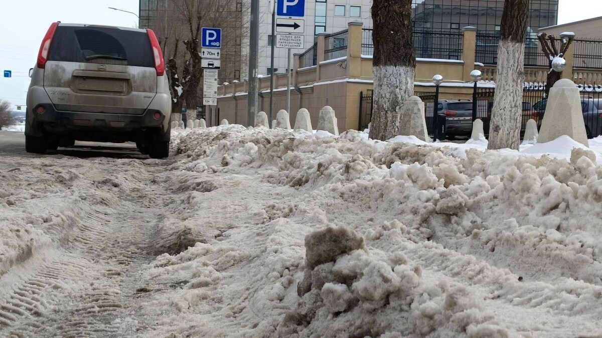    На улице Коммунистической не очистили от снега платные парковочные места   novostivolgograda.ru