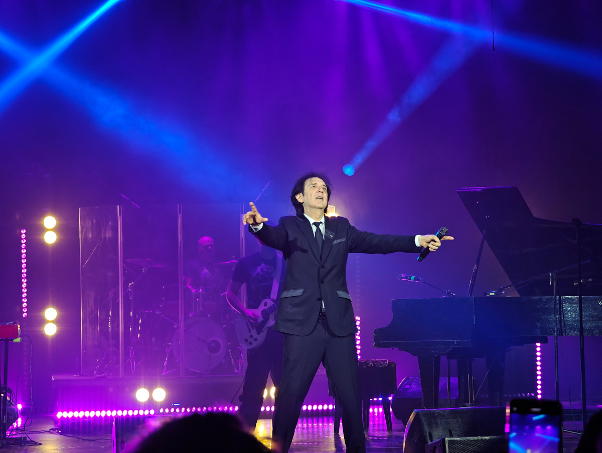 Кай Метов на сцене ДУК «Современник» в Ангарске. Автор: Анастасия Вострецова, корр. ИА AngarskMedia.