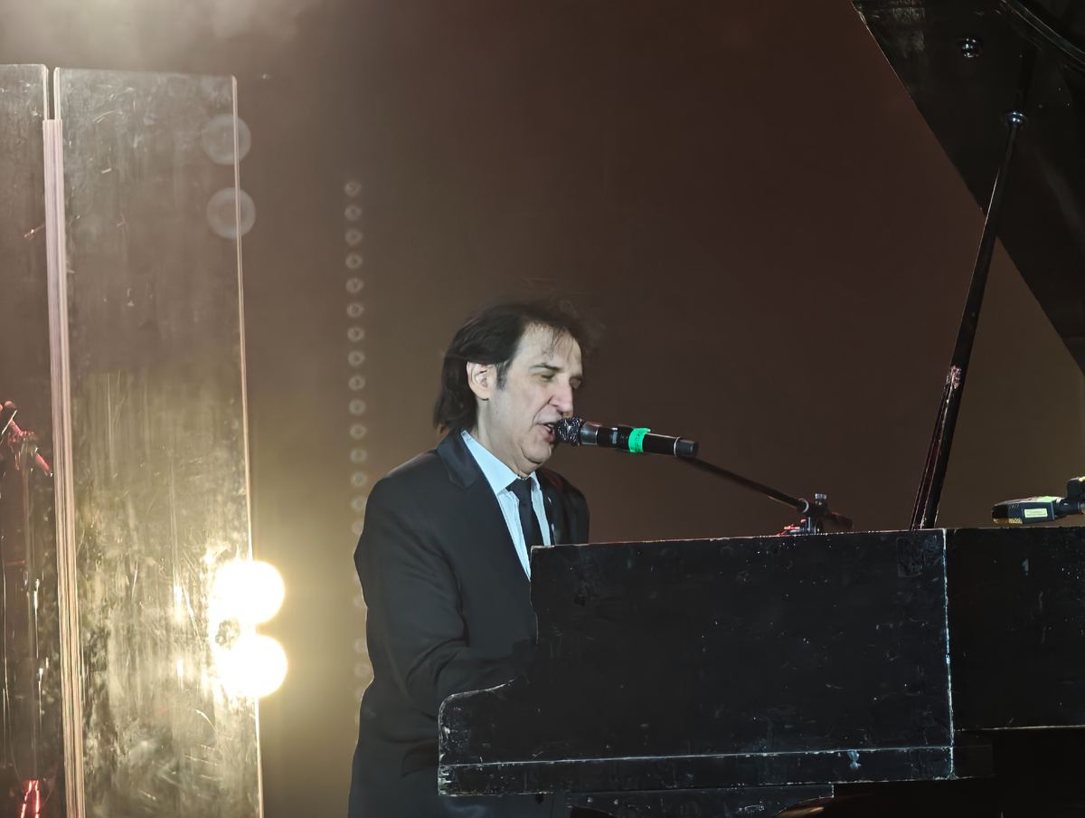 Кай Метов на сцене ДУК "Современник" в Ангарске. Автор: Анаставия Вострецова, корр. ИА AngarskMedia.