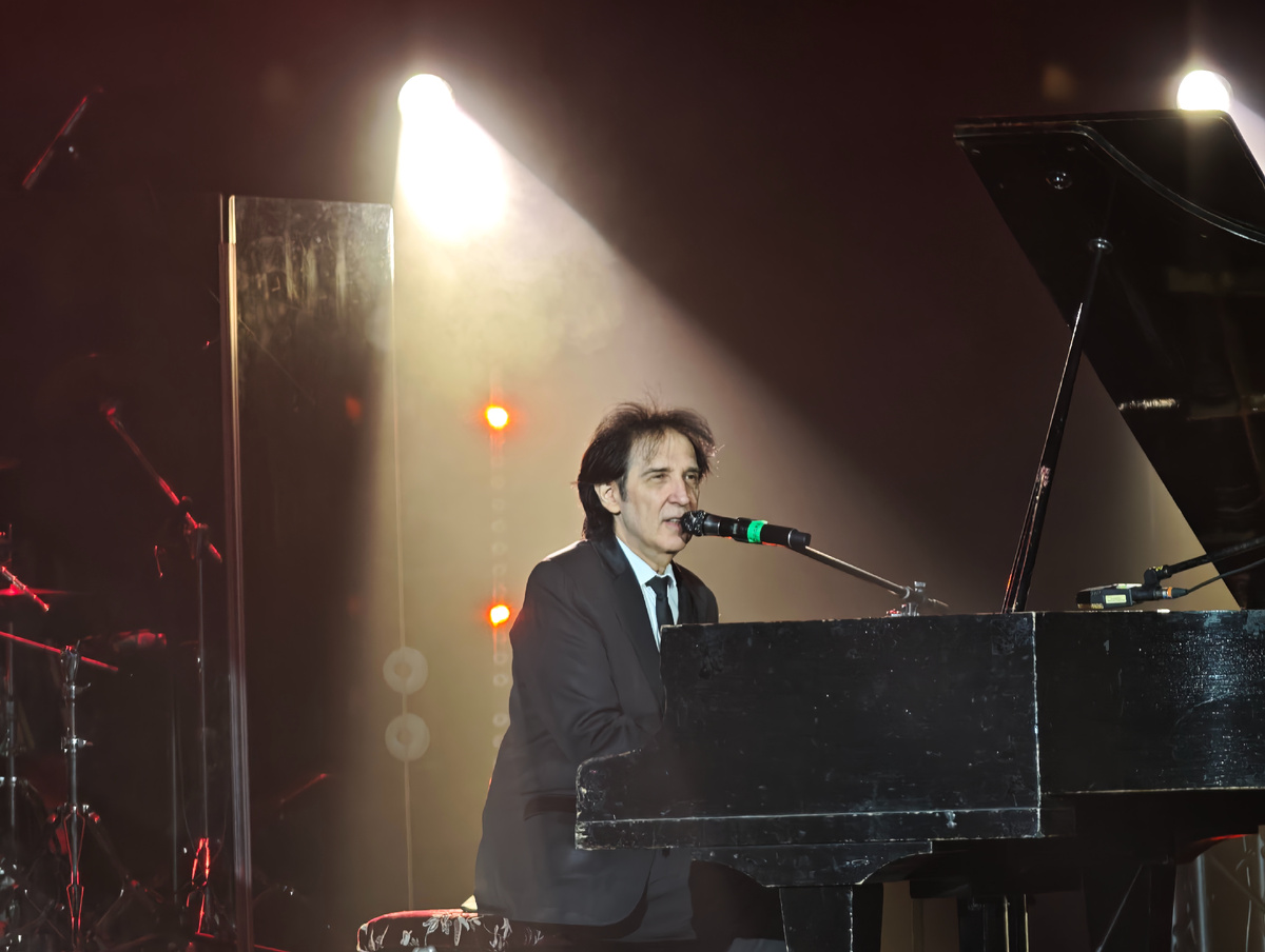 Кай Метов на сцене ДУК "Современник" в Ангарске. Автор: Анаставия Вострецова, корр. ИА AngarskMedia.