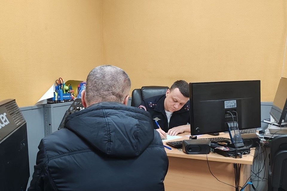    С мужчиной была проведена профилактическая беседа. Фото: Госавтоинспекция Екатеринбурга