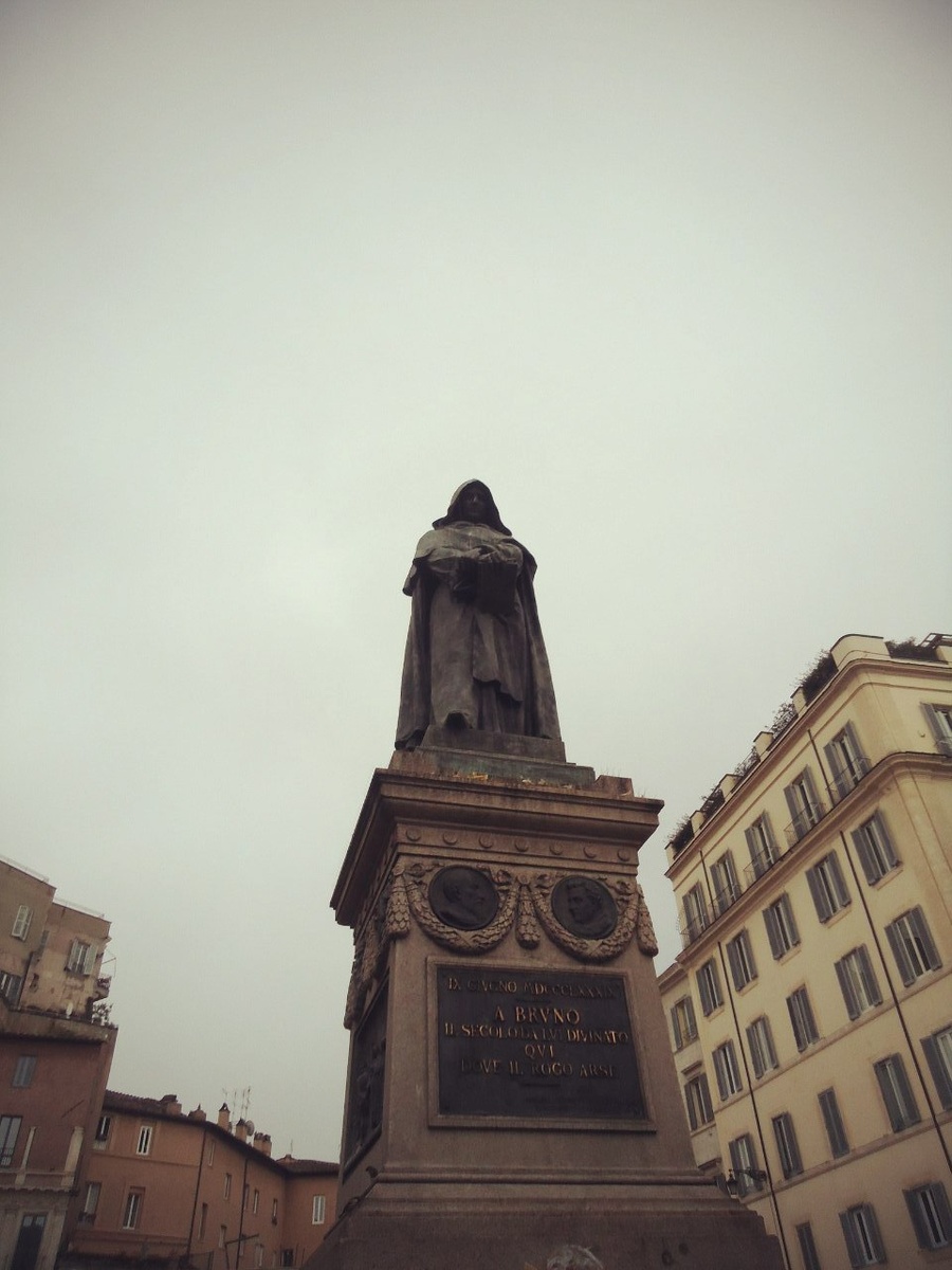 памятник Джордано Бруно на площади Цветов в Риме. Надпись на постаменте: «Джордано Бруно — от столетия, которое он предвидел»