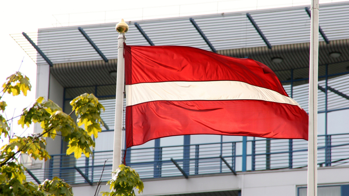    Латвия флаг \ Global Look Press латвийский флаг Латвии