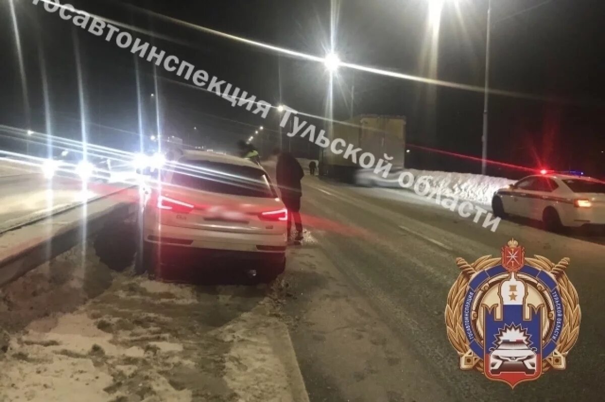    В Ефремове иномарка столкнулась с ограждением и другим автомобилем