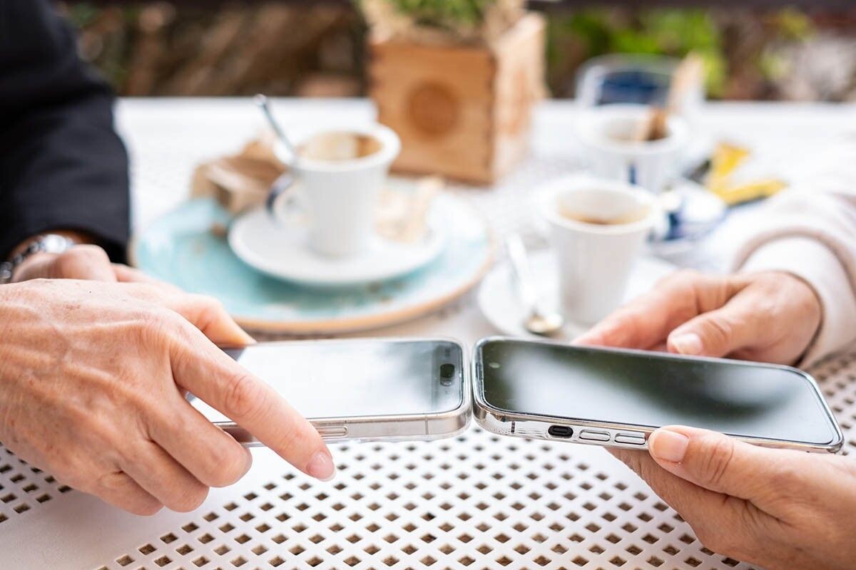 Передавать файлы через AirDrop гораздо удобнее, чем отправлять их через мессенджер. Источник: Lucigerma / Shutterstock / FOTODOM📷
