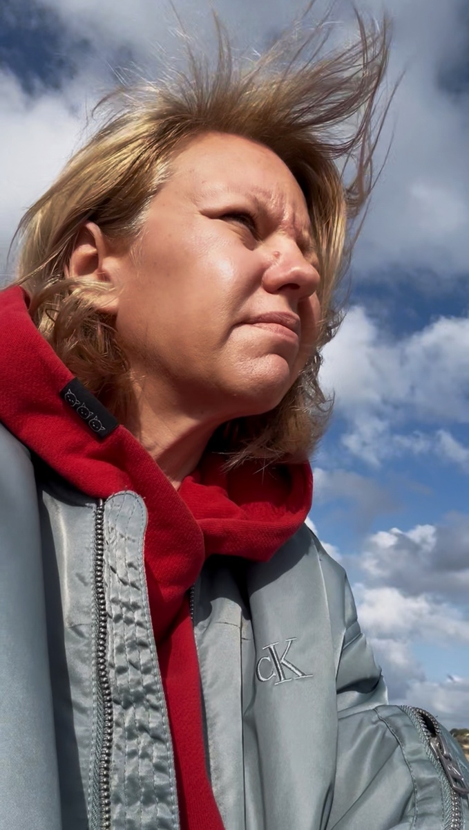 Меня тоже периодически что-то бесит (на фото автора раздраженный автор)