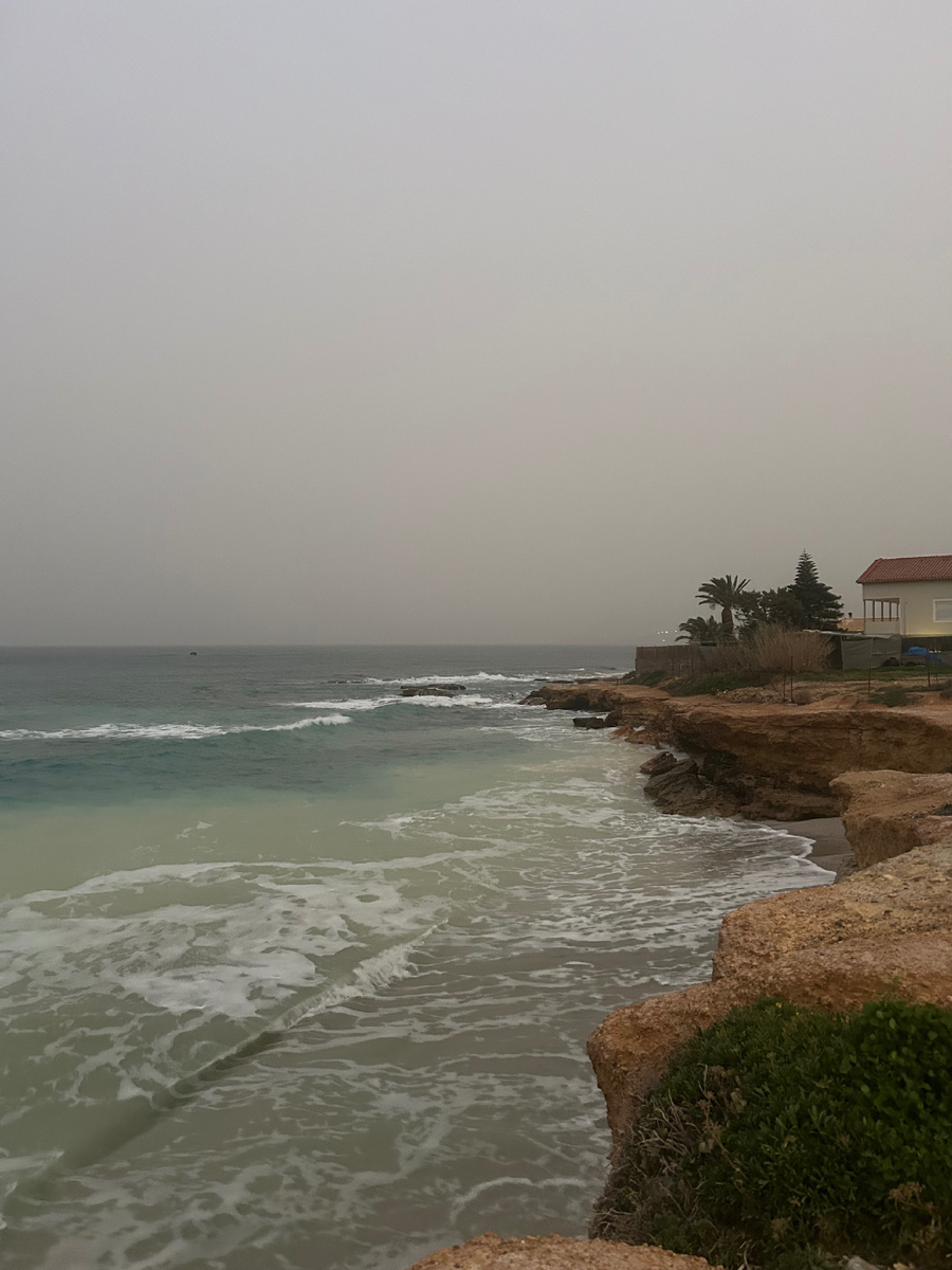 Море неспокойное, ветер этот с Африки бесит, еще песок нанес (фото автора)