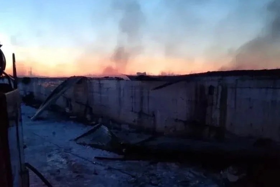    В селе Чесноковка загорелась сельскохозяйственная постройка ГУ МЧС России по Оренбургской области