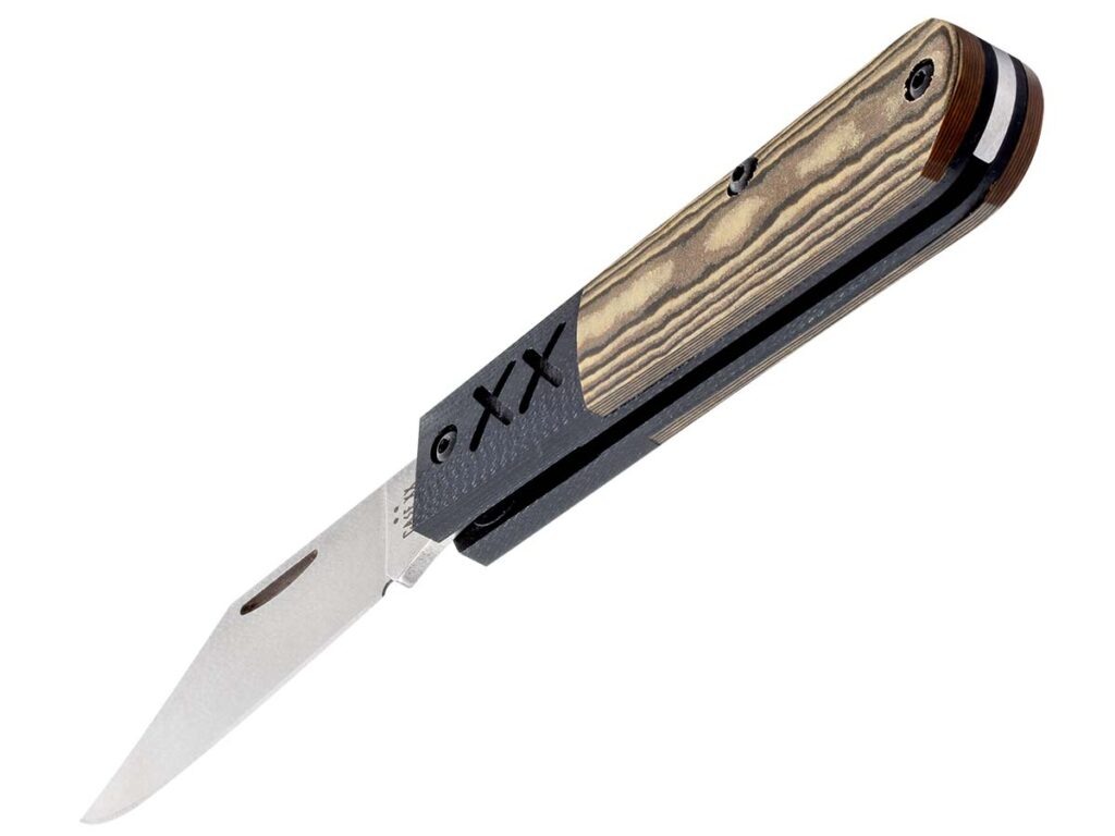 Источники утверждают, что американские компании, производящие ножи, почти не поднимут цены в 2026 году из-за таможенных пошлин. Среди них — Case. Нож Crossroads Barlow выполнен из нержавеющей стали S35VN с рукояткой из Richlite в черно-коричневых тонах.