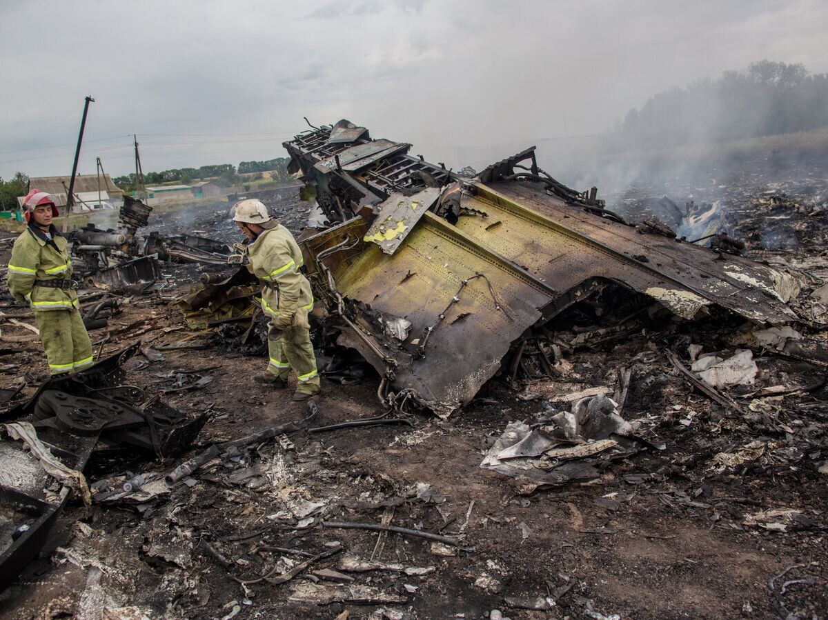    Спасатели работают на месте крушения малайзийского самолета Boeing 777 в районе города Шахтерск Донецкой области. 17 июля 2014 года | © РИА Новости / Андрей Стенин