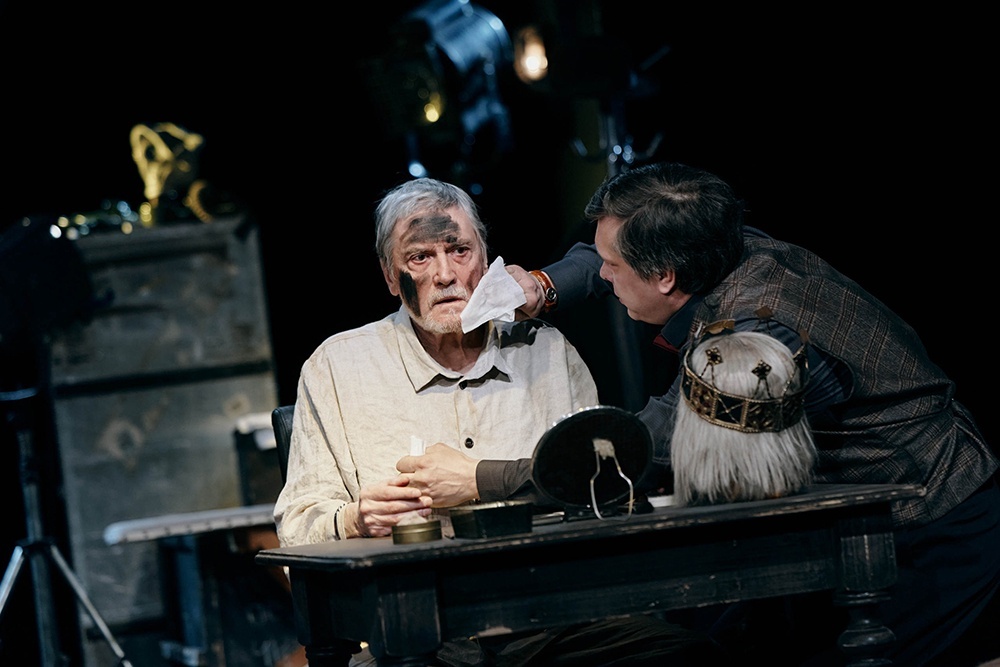    Обласканный публикой сэр Джон будто и не замечает, как его преданный костюмер Норман готов сделать все, чтобы спектакль состоялся. / Геворг Арутюнян