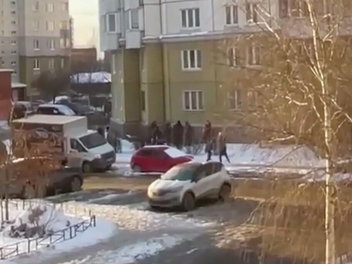    Кадр видео спасения ребенка, выпавшего из окна дома в Санкт-Петербурге | © Кадр видео из соцсетей