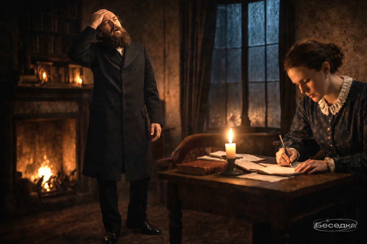 Способ письма Достоевского был похож на тетральную постановку.