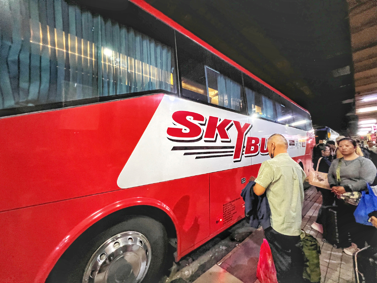 Автобус в аэропорт. Фото автора 