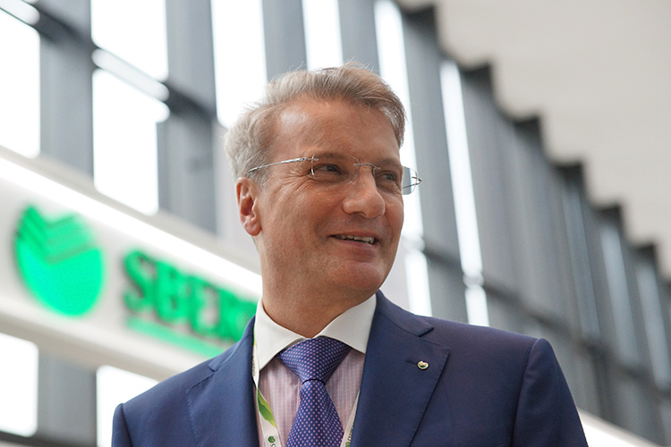    Герман Греф сообщил, что группа Сбер в прошлом году заплатила 543,3 млрд рублей налога на прибыль, а сумма выплат в целом (с учетом страховых взносов и налогов) превысила 948 миллиардов.   
Фото: © Photoagency Interpress /Global Look Press / www.globallookpress.com