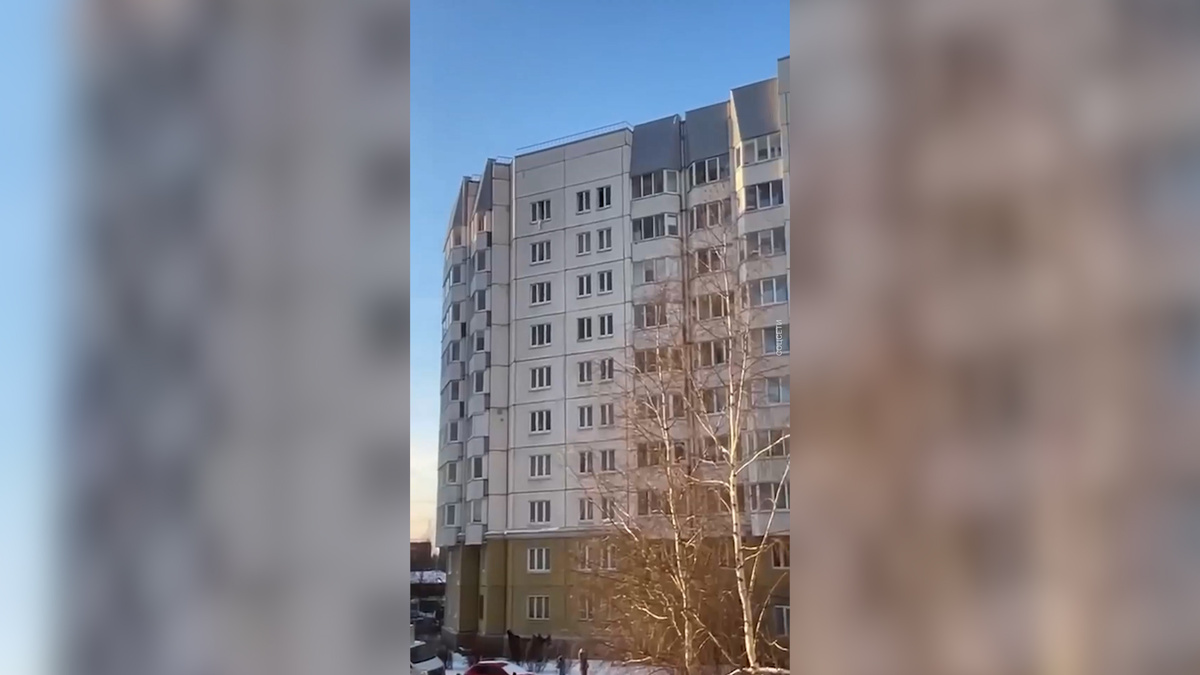    Прохожие спасти выпавшего из окна мальчика в Петербурге