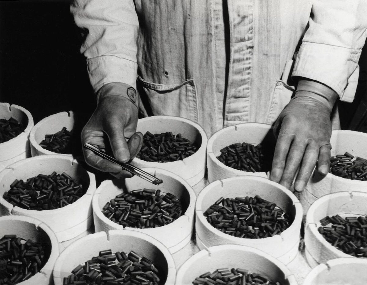     Ядерное топливо. Урановые гранулы.   
(cc0) ENERGY.GOV - HD.6B.087