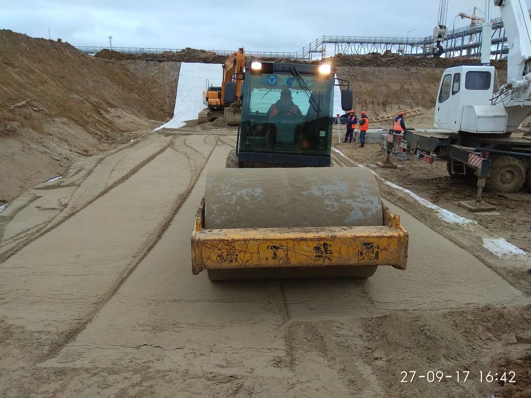 Обратная засыпка и утрамбовка песка.